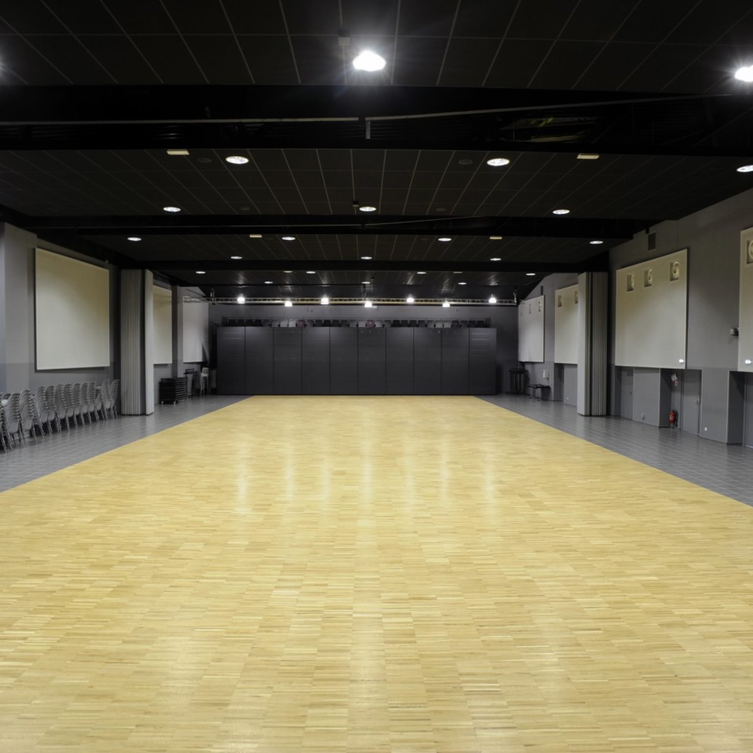 Rénovation du parquet en chêne de la Salle Culturelle René d'Anjou à Baugé