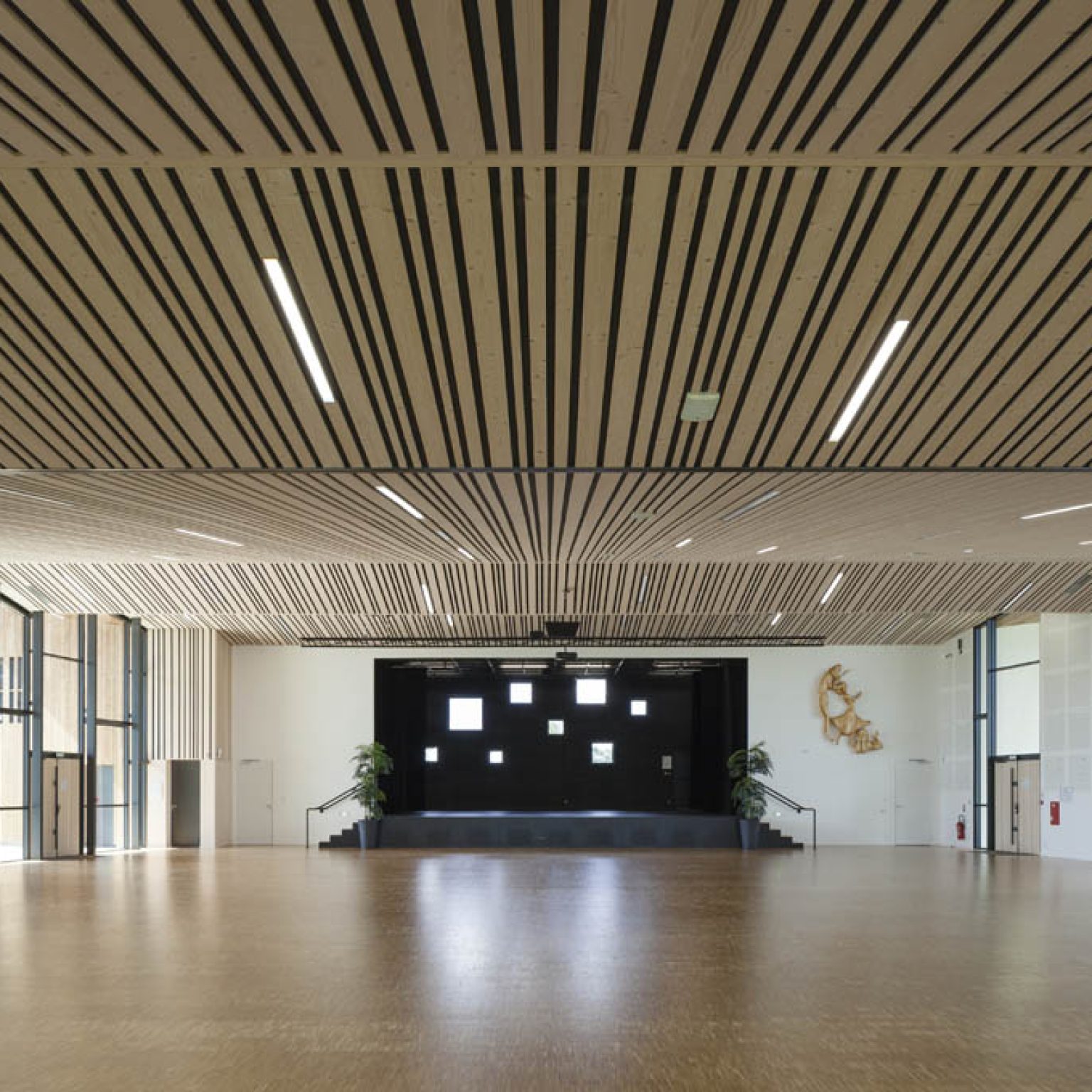 Rénovation du parquet de la salle des fêtes Saint Léger sous Cholet